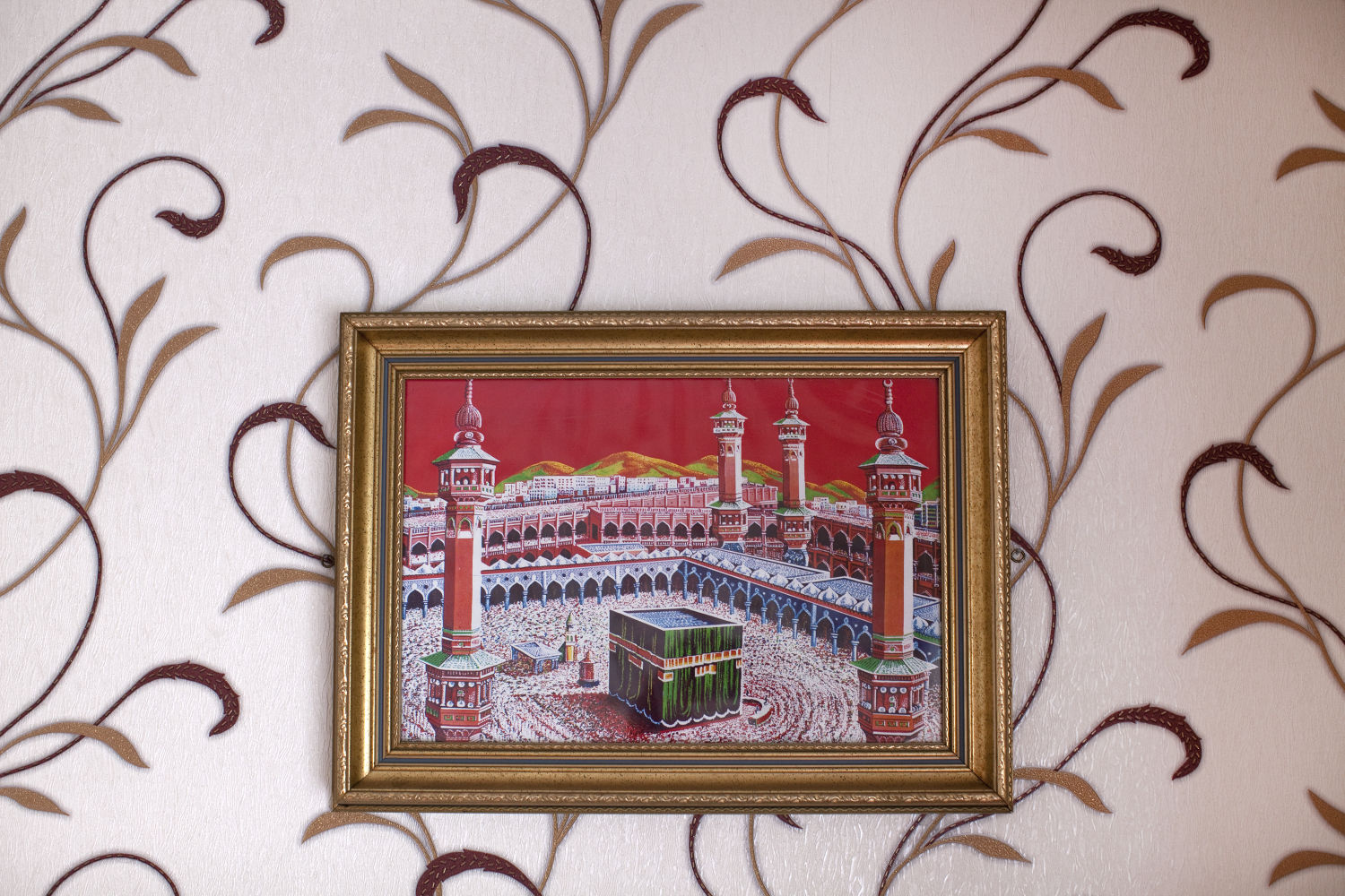 Mecca Medina sourounded by red and gold © Mahtab Hussain - The Quiet Town of Tipton